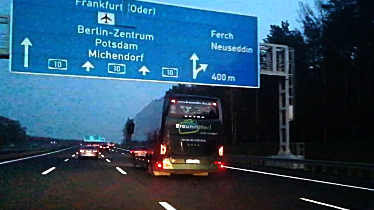 DRHV-Mannschaftsbus fährt auf der Autobahn nach Berlin