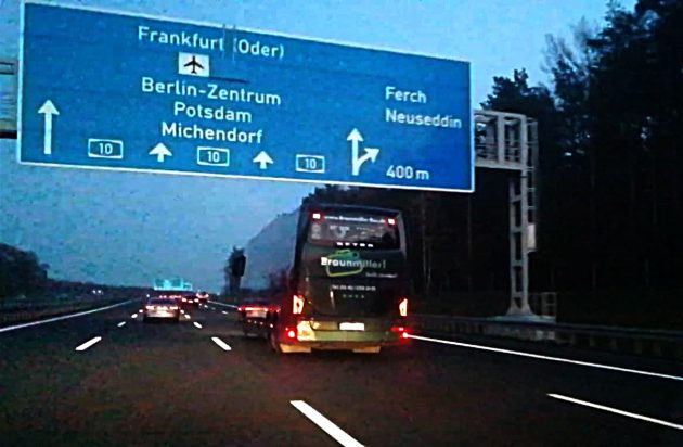 DRHV-Mannschaftsbus fährt auf der Autobahn nach Berlin