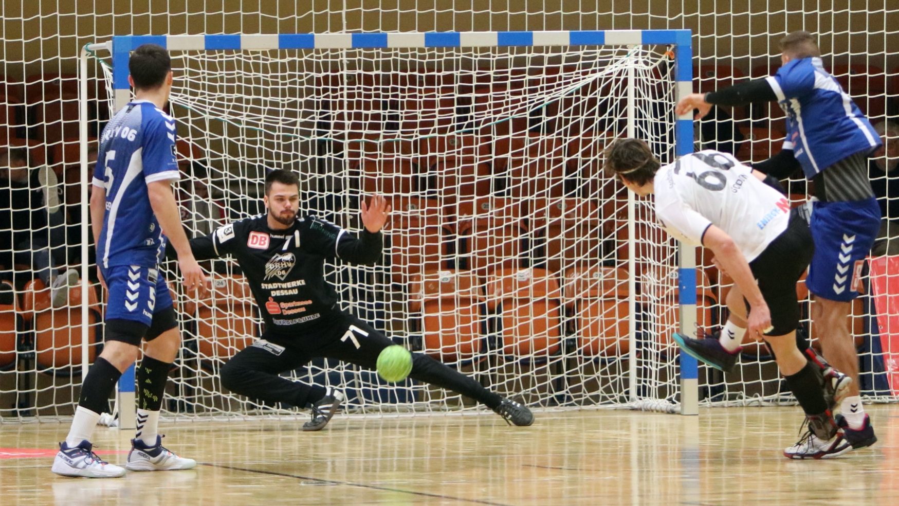 Tom Landgraf hält einen Wurf