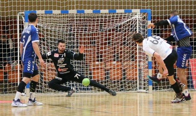 Tom Landgraf hält einen Wurf