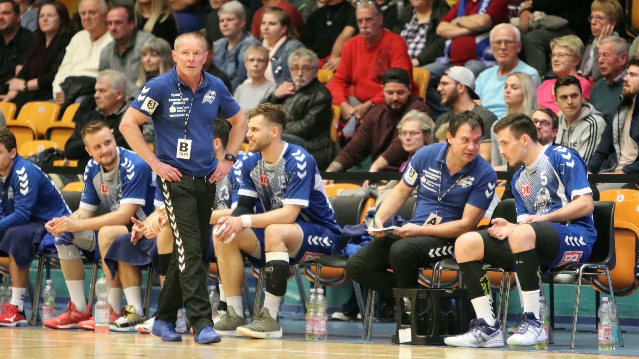 Uwe Jungandreas an der Seitenlinie in der Anhalt Arena