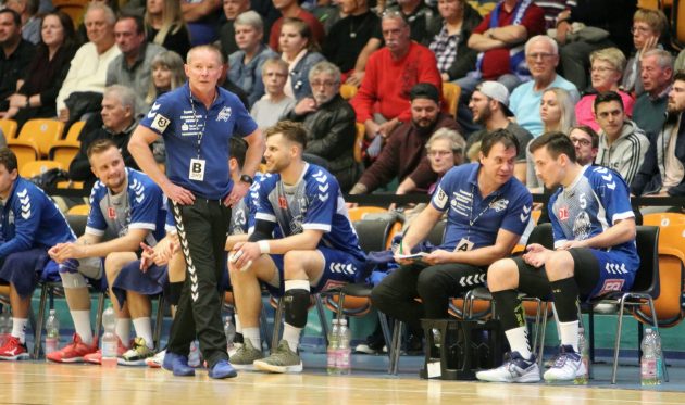 Uwe Jungandreas an der Seitenlinie in der Anhalt Arena