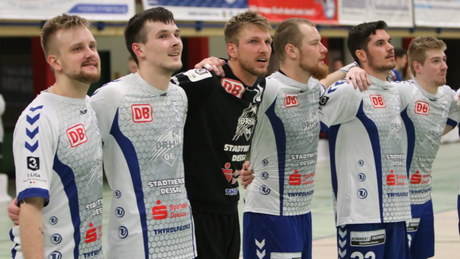 DRHV nach dem Spiel mit Max Scheithauer, Timo Löser, Philip Ambrosius, Libor Hanisch, Lennart Gliese, Slavomir Motlek