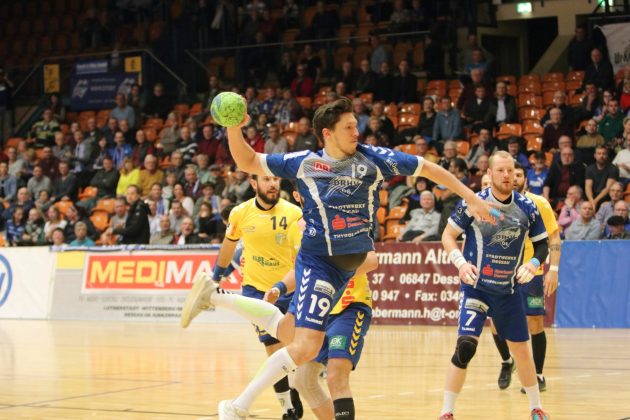 Daniel Schmidt im Wurf gegen die Meckenlenburger Stiere Schwerin