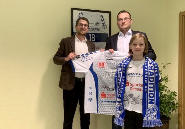 Sebastian Glock und Mirko Mathias präsentieren die IHM GmbH als neuen Trikotsponsor