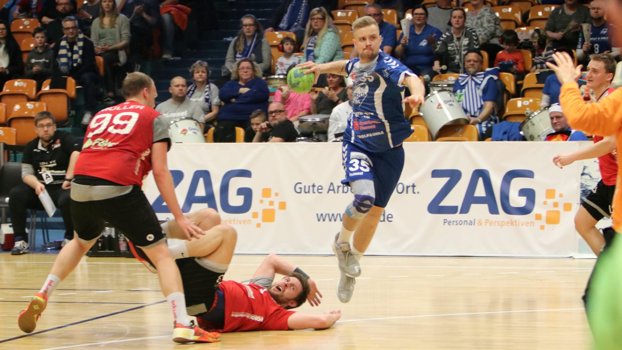 Max Scheithauer beim Wurf gegen den HSV Hannover