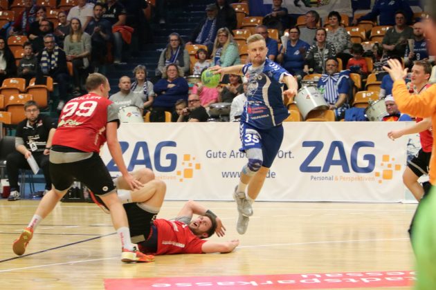 Max Scheithauer beim Wurf gegen den HSV Hannover