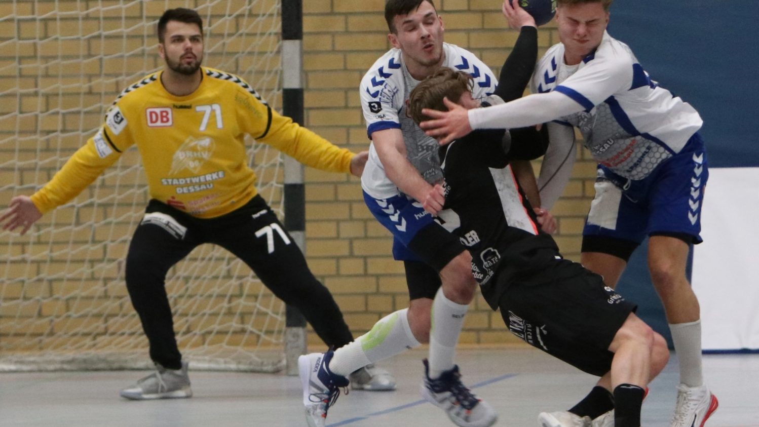 Verteidigung vs HSG Ostsee Timo Löser und Jörn Persson verteidigen ihren Gegenspieler im Spiel gegen die HSG Ostsee N/G