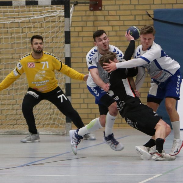 Timo Löser und Jörn Persson verteidigen ihren Gegenspieler im Spiel gegen die HSG Ostsee N/G