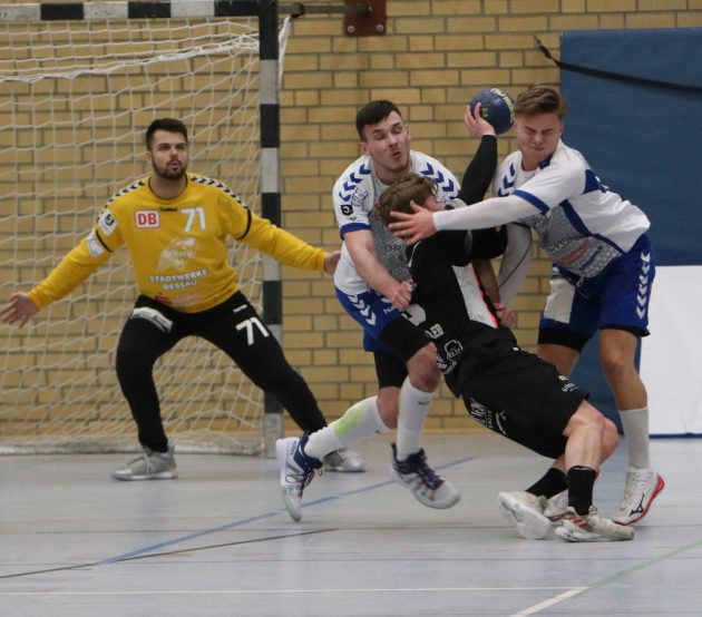 Timo Löser und Jörn Persson verteidigen ihren Gegenspieler im Spiel gegen die HSG Ostsee N/G