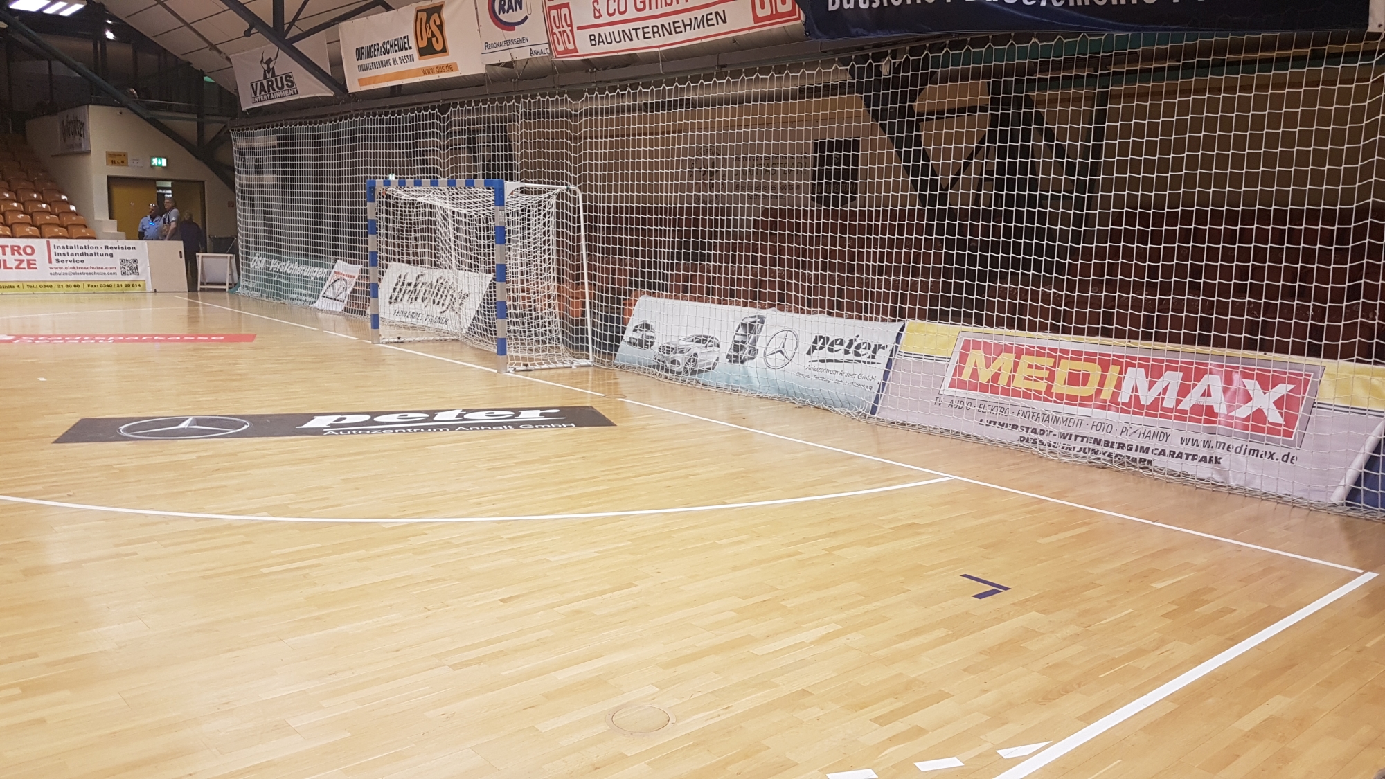 Leeres Tor in der Anhalt-Arena