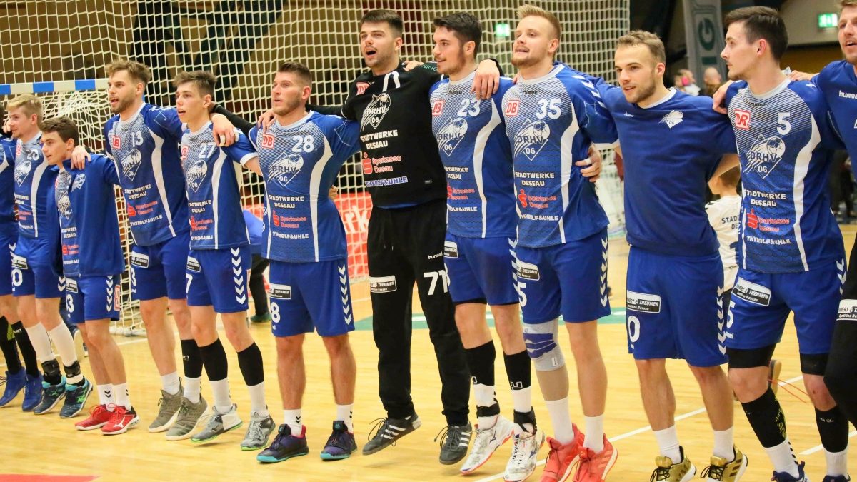 team-zusammenhalt Team zeigt Zusammenhalt nach dem Spiel