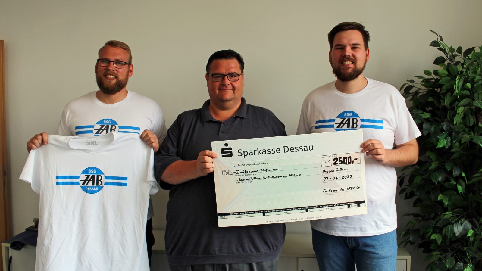 Scheckübergabe Fanclubs an den Verein