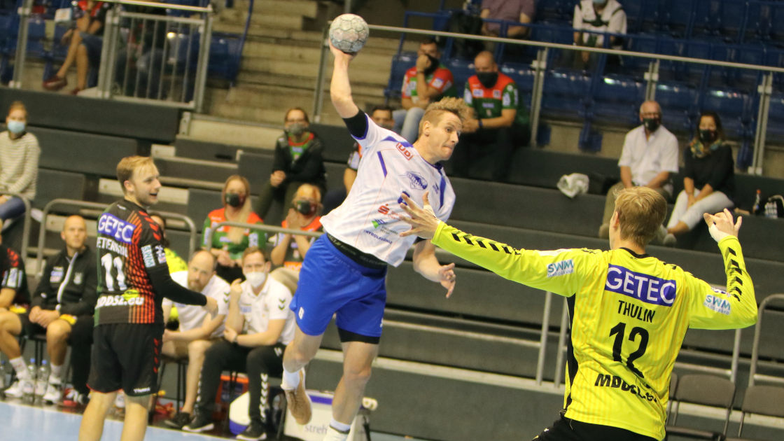 jakub-hrstka-page-0920 Jakub Hrstka beim Wurf gegen den SC Magdeburg