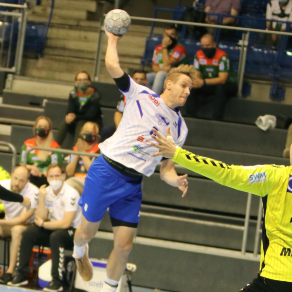 Jakub Hrstka beim Wurf gegen den SC Magdeburg