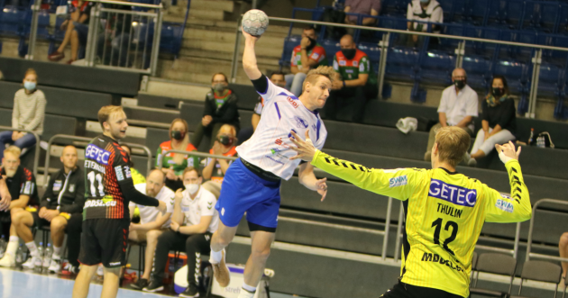 Jakub Hrstka beim Wurf gegen den SC Magdeburg