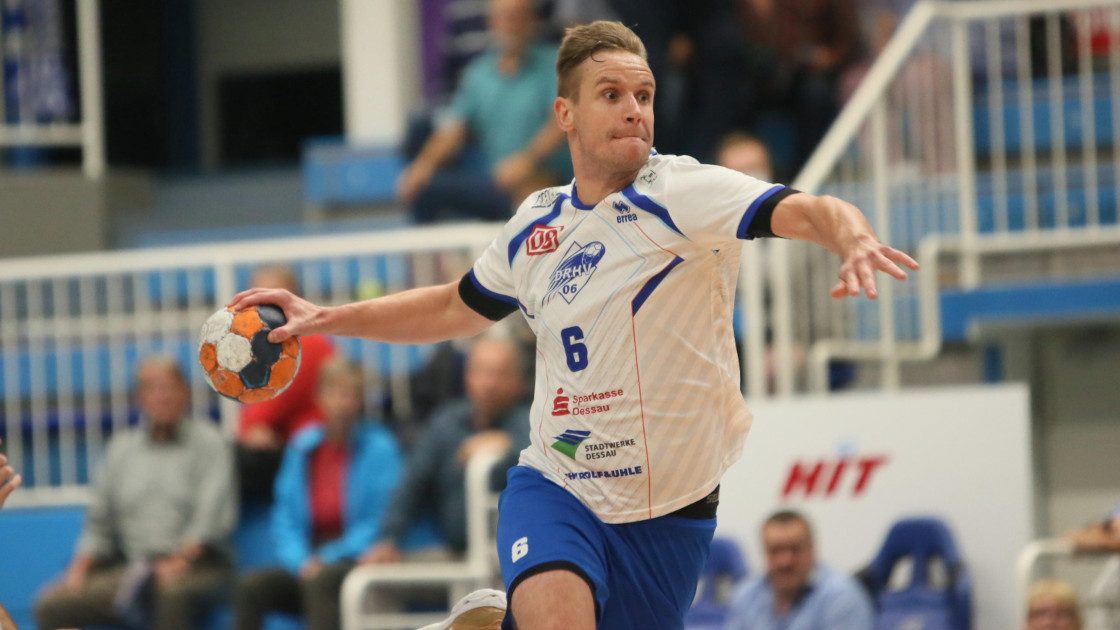 Jakub Hrstka beim Wurf zum Saisonauftakt beim TSV Bayer Dormagen