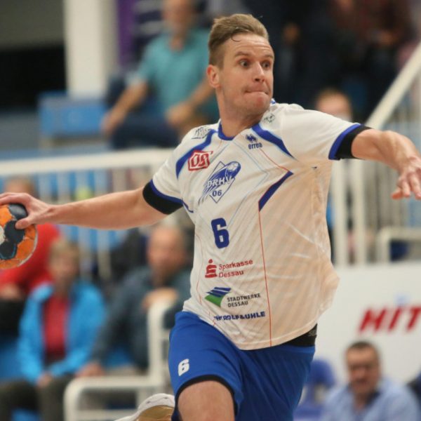 Jakub Hrstka beim Wurf zum Saisonauftakt beim TSV Bayer Dormagen