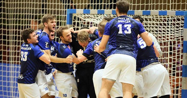 Teamjubel nach dem Sieg gegen den TuS Fürstenfeldbruck