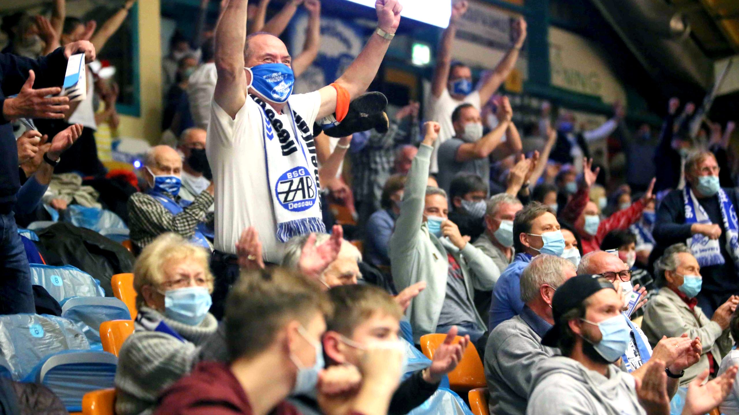 Ein Zuschauer freut sich über ein Tor in der Anhalt-Arena Foto eines Zuschauers, der sich über ein Tor des DRHV in der Anhalt-Arena freut