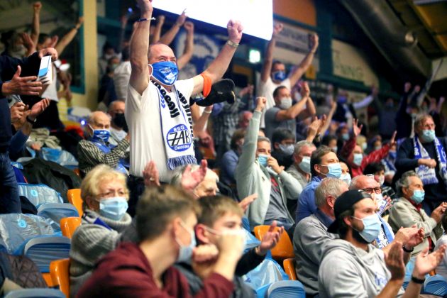 Foto eines Zuschauers, der sich über ein Tor des DRHV in der Anhalt-Arena freut