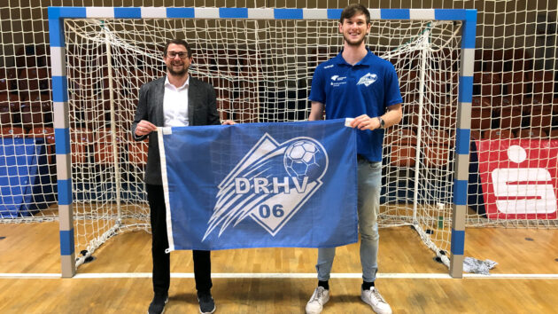 Yannick Danneberg und Sebastian Glock nach der Vertragsverlängerung