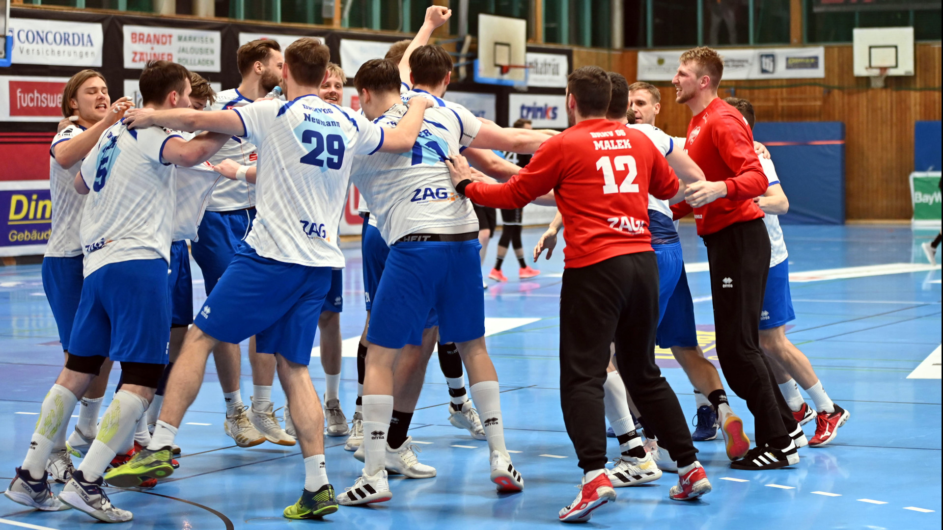 teamjubel-ffb-page-0321 Freude und Jubel über den Auswärtssieg beim TuS Fürstenfeldbruck