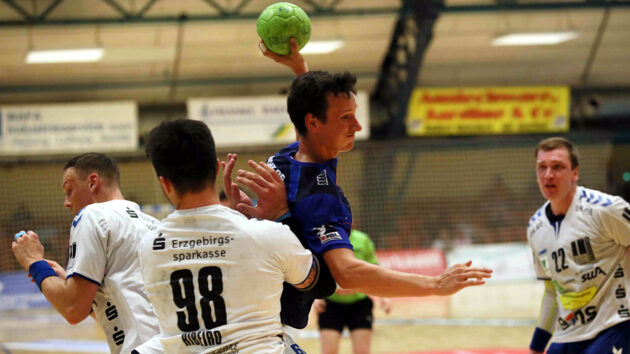 Max Emanuel im letzten Heimspiel der Saison 2020/21 gegen den EHV Aue