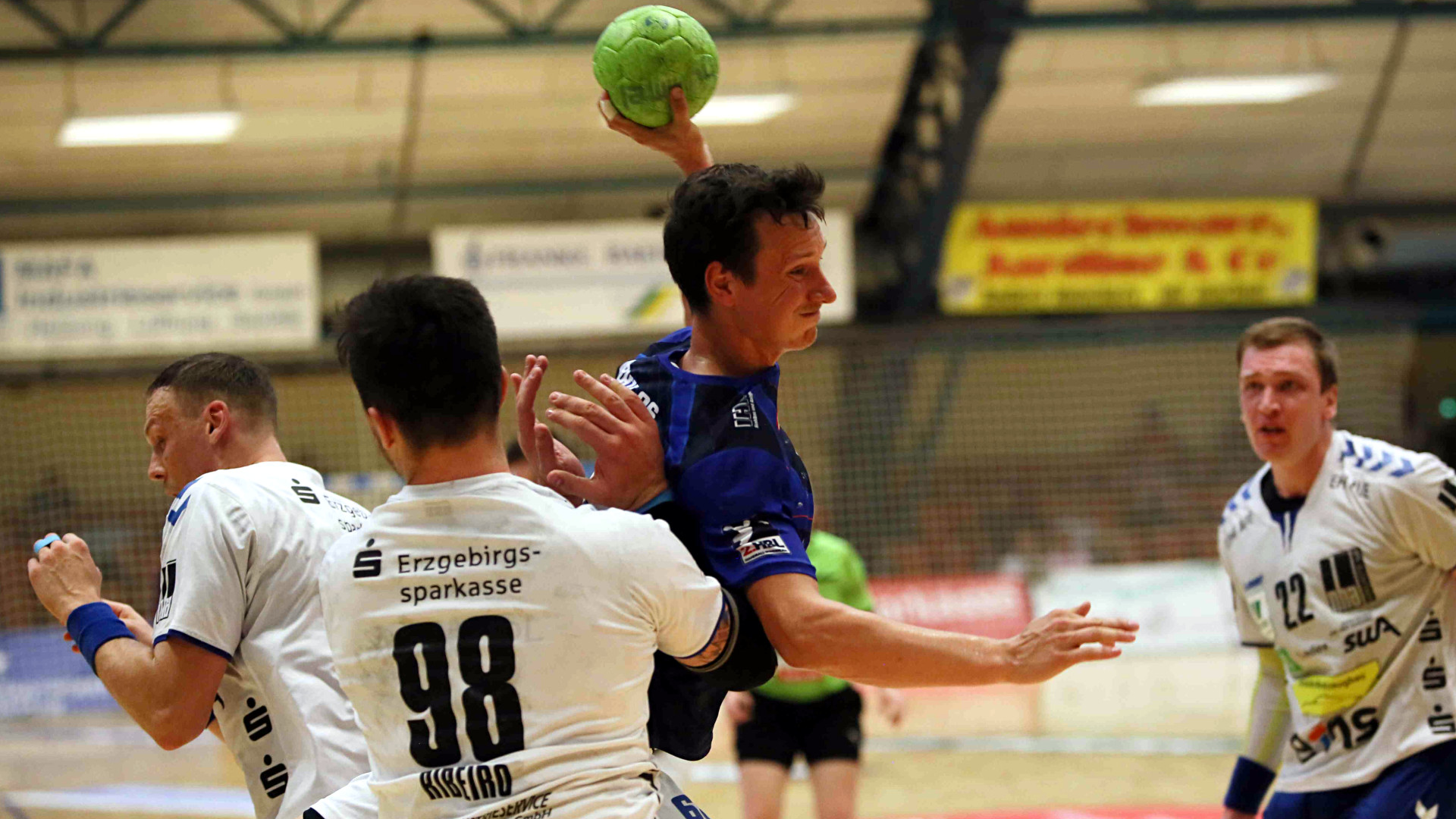 Max Emanuel im letzten Heimspiel der Saison 2020/21 gegen den EHV Aue