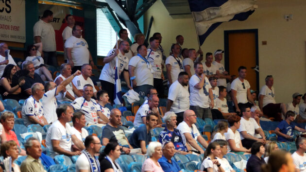 Zuschauer in der Anhalt-Arena 2021