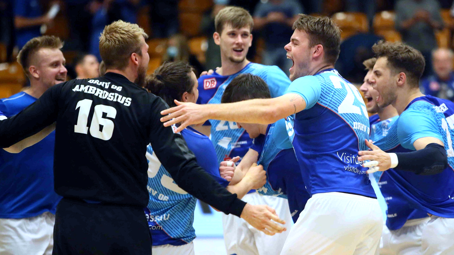 Jubel nach dem ersten Saisonsieg 2021/22 gegen die Eulen Ludwigshafen