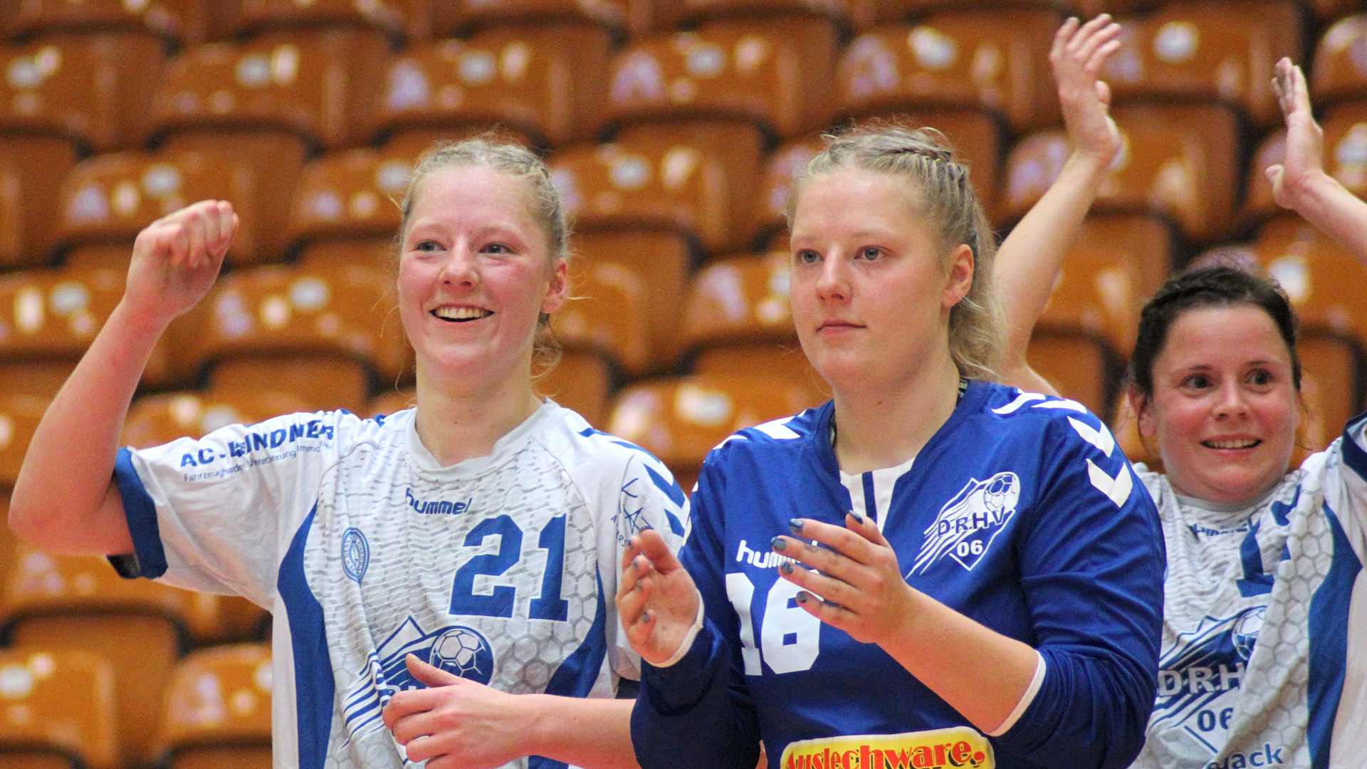 Freuen sich über die Tabellenführung Saison 2021-22