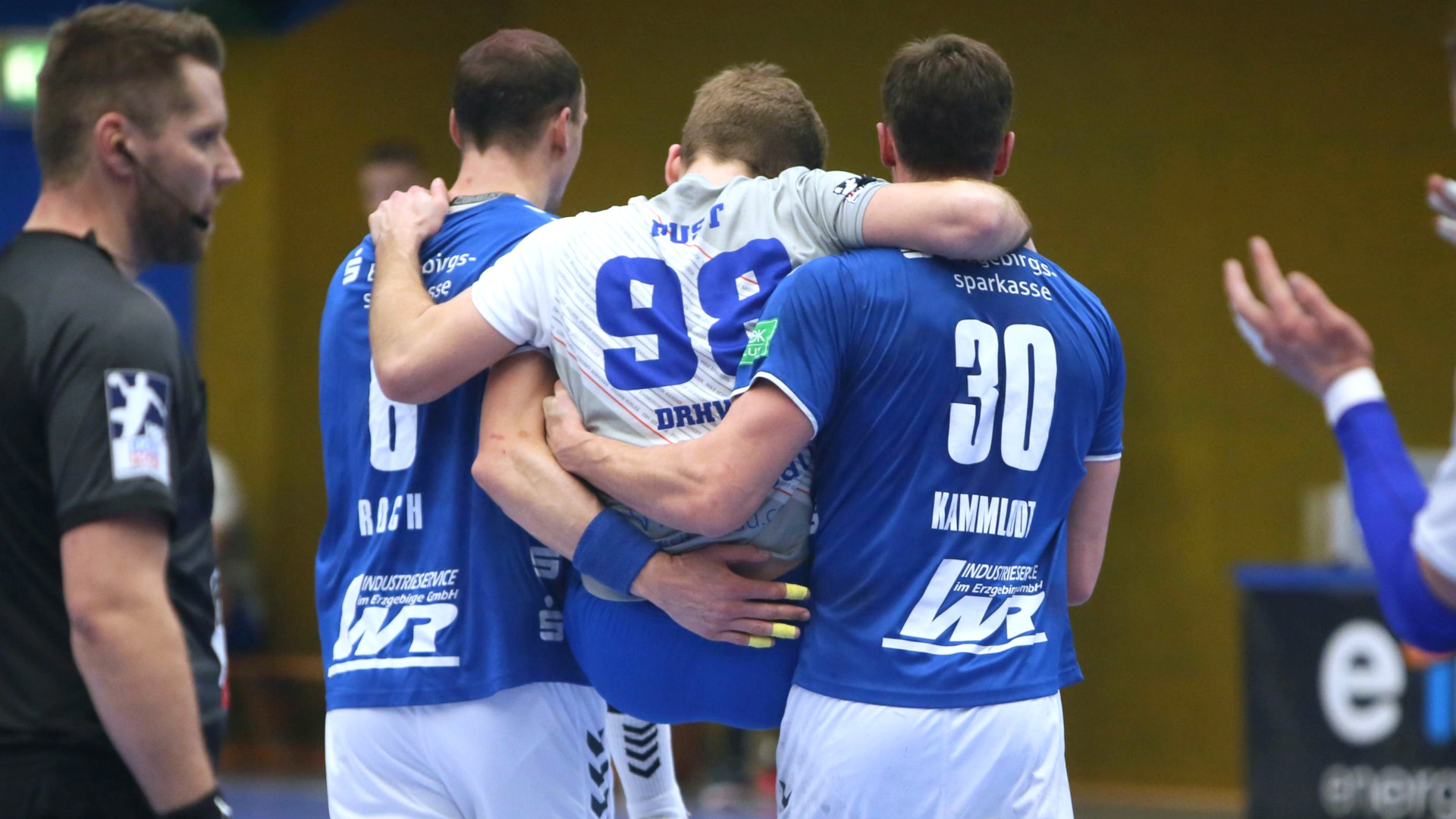 Yannick-Marcos Pust wird vom Spielfeld getragen Dezember 2021