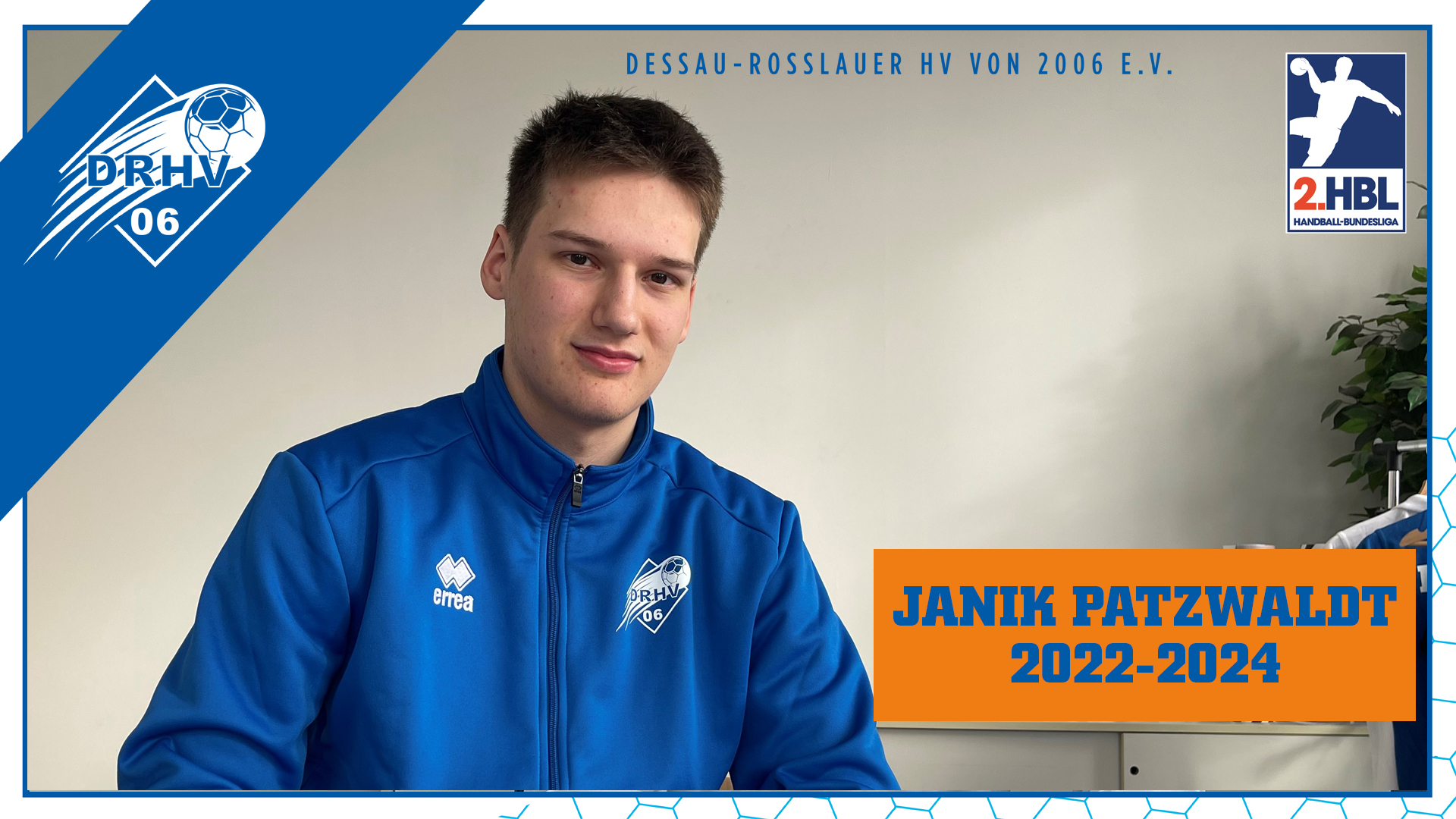 Janik Patzwaldt bei der Vertragsunterschrift