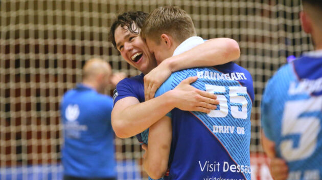 Tillman Leu und Luka Baumgart nach dem Sieg über die HSG Nordhorn-Lingen Saison 2021/22
