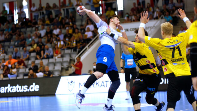 Timo Löser im Spiel gegen den HSC 2000 Coburg Saison 2021/22