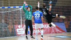 Janik Patzwaldt im Spiel gegen den HSC 2000 Coburg Saison 2022/23