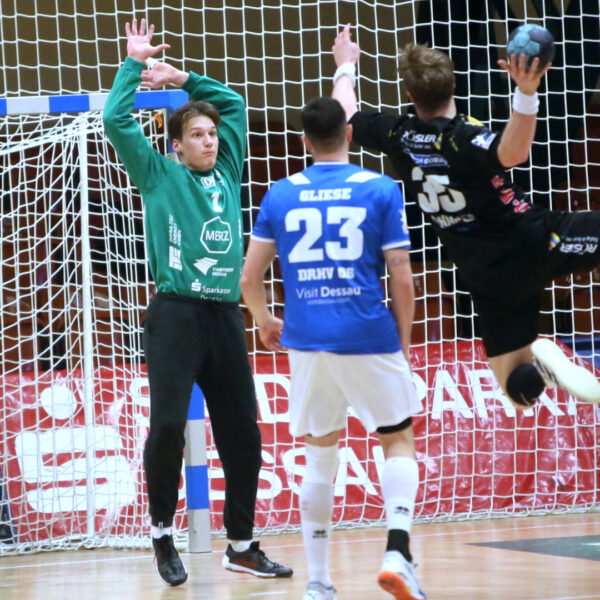 Janik Patzwaldt im Spiel gegen den HSC 2000 Coburg Saison 2022/23