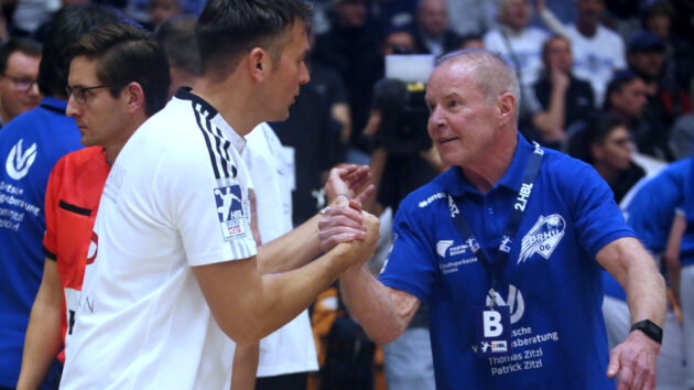 Uwe Jungandreas mit Christian Prokop beim DHB-Pokalspiel im Dezember 2022