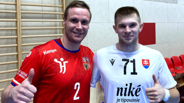 Jakub Hrstka und David Mišových im Trikot ihrer Nationalmannschaft Januar 2023