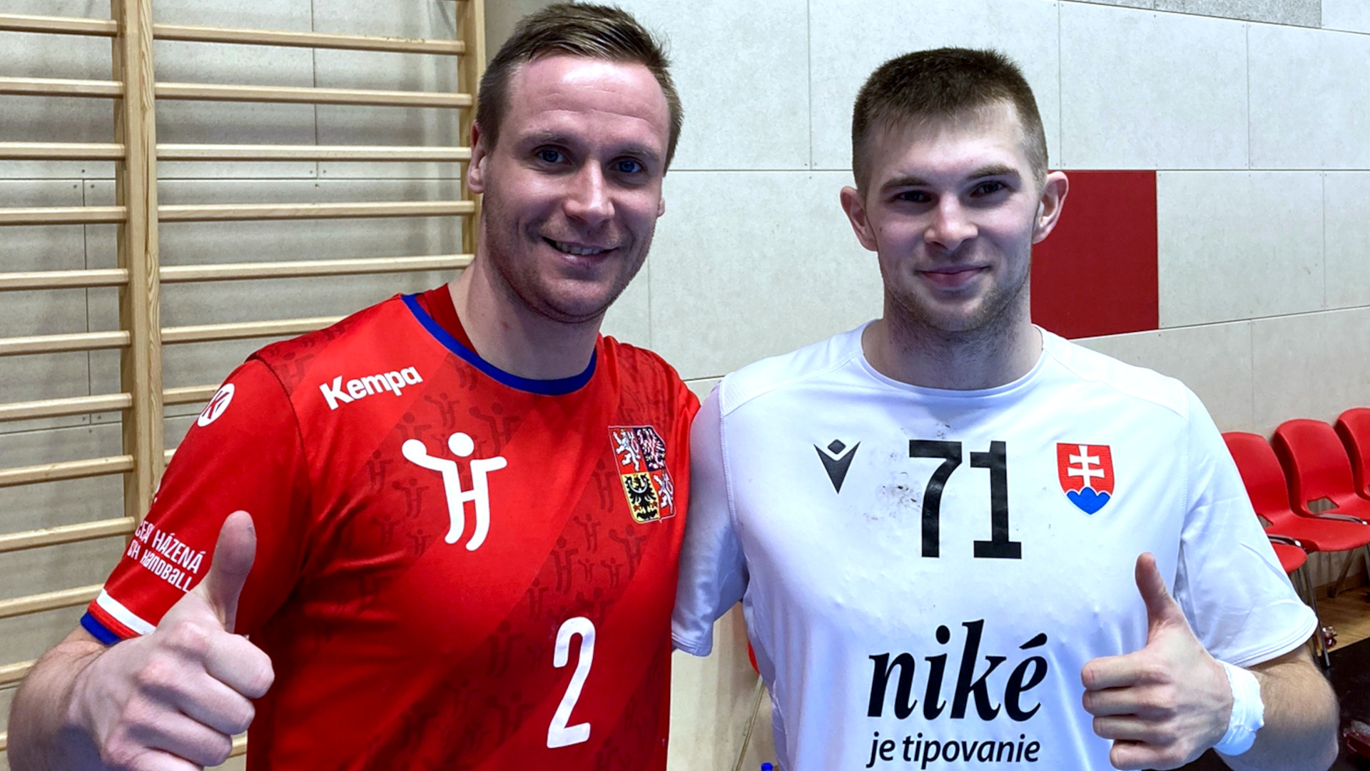 Jakub Hrstka und David Mišových im Trikot ihrer Nationalmannschaft Januar 2023