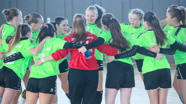 Die weibliche C-Jugend feiert die Anhalt-Meisterschaft Saison 2022/23