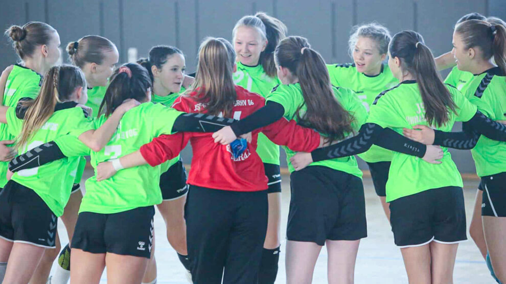 Die weibliche C-Jugend feiert die Anhalt-Meisterschaft Saison 2022/23