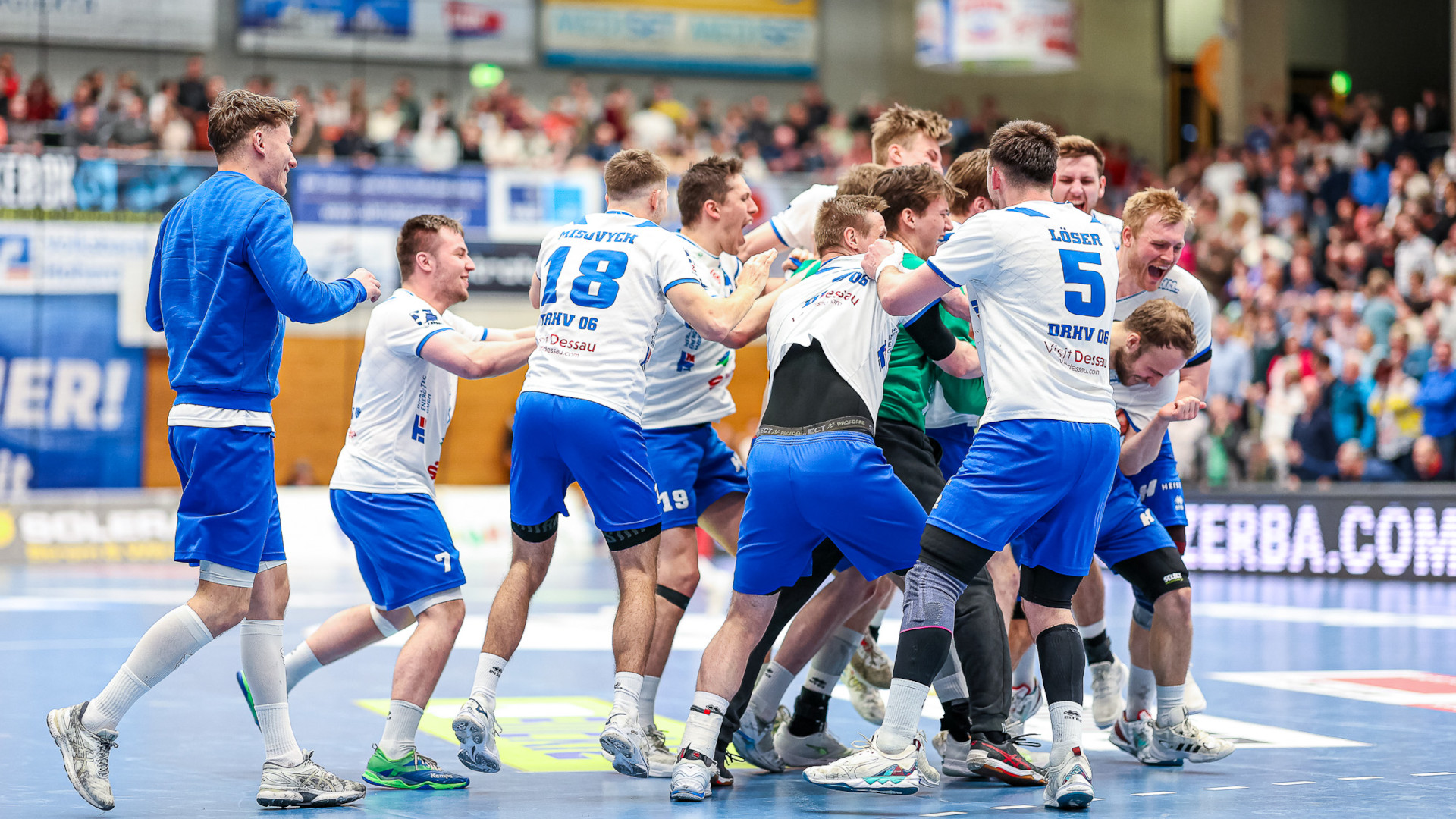 Jubeltraube nach dem Auswärtssieg beim HBW Balingen-Weilstetten Saison 2022/23