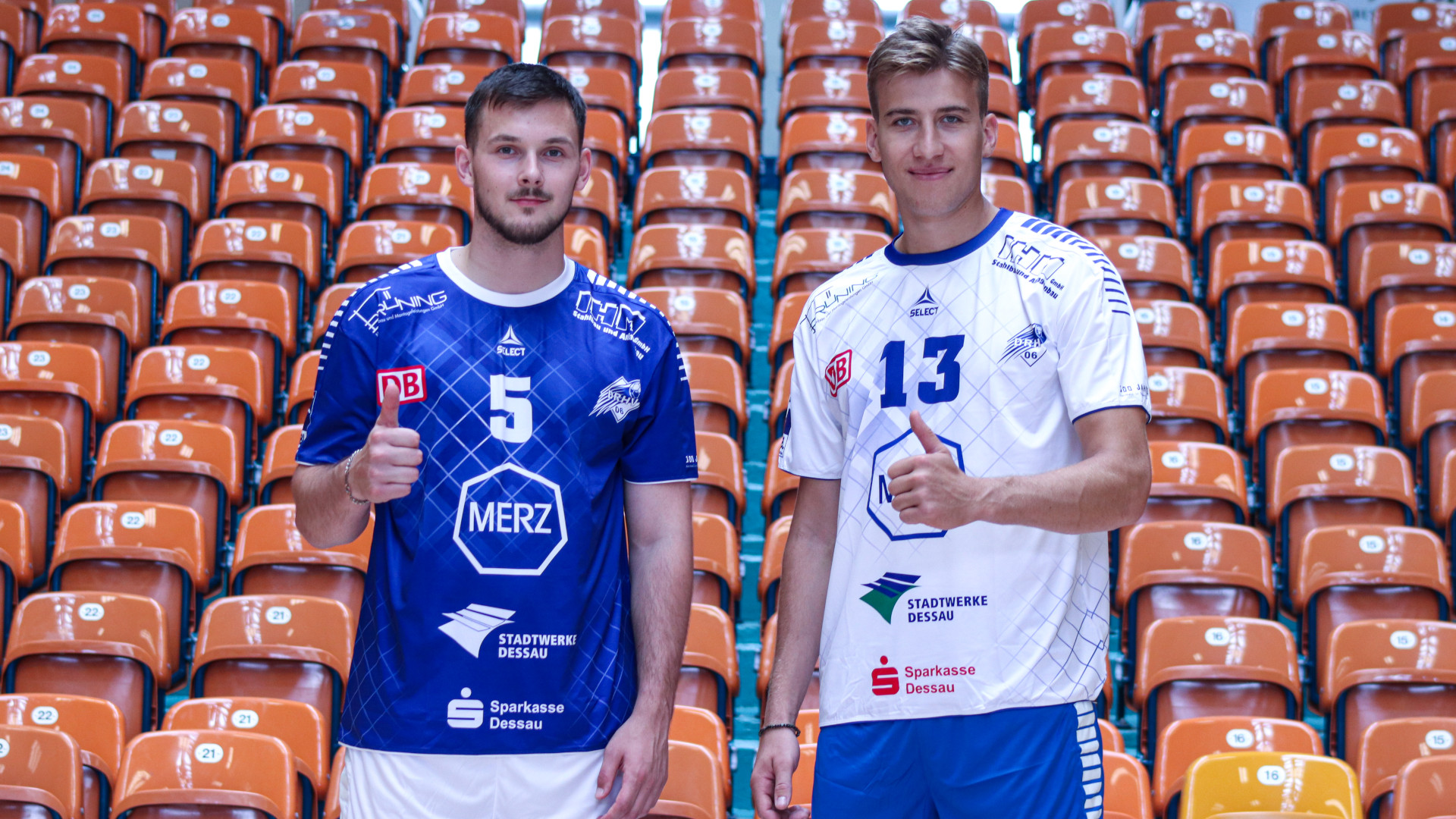 Timo Löser und Alexander Mitrović präsentieren das neue Trikot für die Saison 2023/24