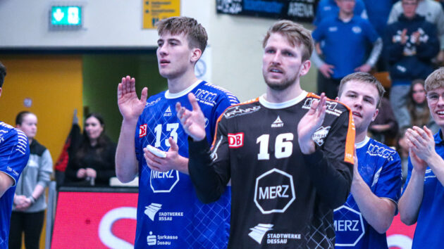 Alexander Djordjije Mitrović und Philip Ambrosius nach dem Derbysieg gegen den EHV Aue Saison 2023/24