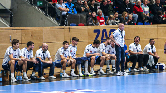 DRHV-Trainer Uwe Jungandreas vor der Spielerbank gegen den TuS Vinnhorst Saison 2023/24