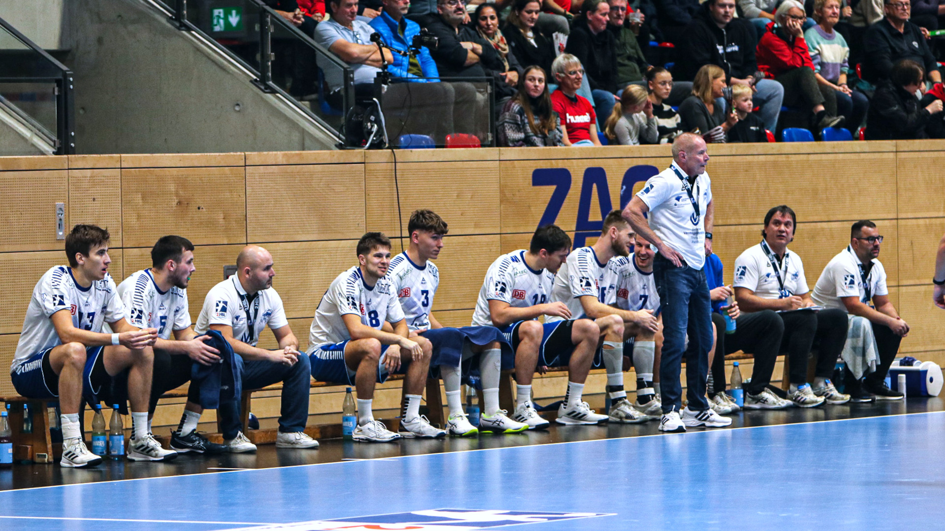 DRHV-Trainer Uwe Jungandreas vor der Spielerbank gegen den TuS Vinnhorst Saison 2023/24