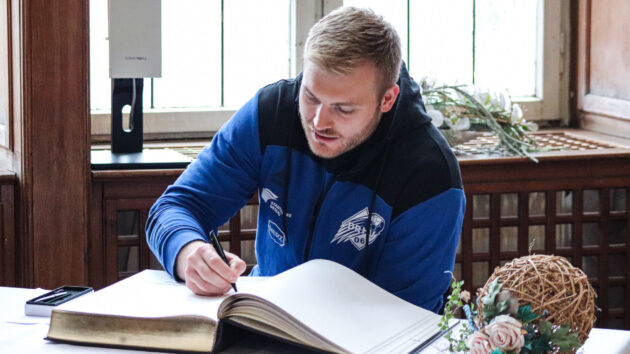 Patrick Gempp trägt sich ins Ehrenbuch der Stadt Dessau-Roßlau ein Saison 2023/24