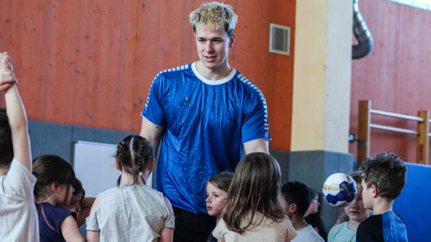 Tillman Leu mit den Grundschülern der GS Waldstraße in Roßlau